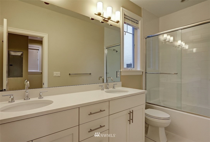 7420 B 27th, Mercer Island, Washington 98040, 2 Bedrooms Bedrooms, ,1 BathroomBathrooms,Residential Lease,For Rent,27th,NWM1873231