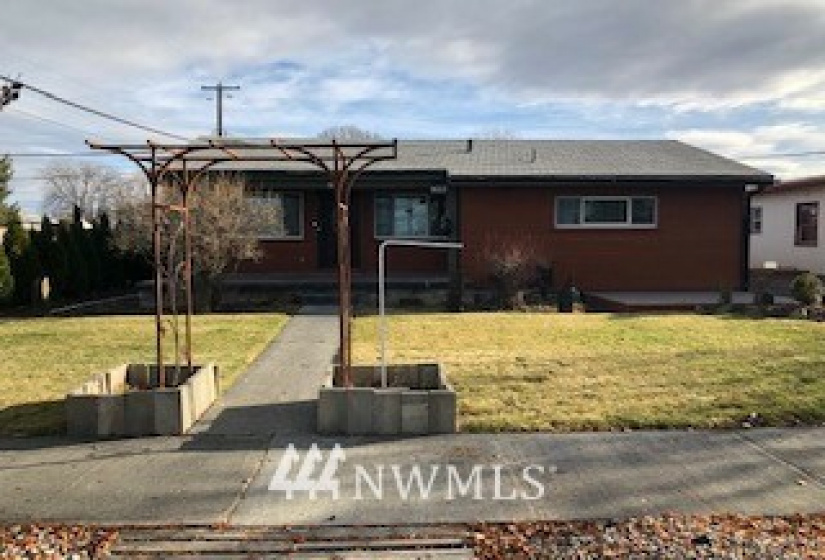 903 Juniper, Moses Lake, Washington 98837, 4 Bedrooms Bedrooms, ,1 BathroomBathrooms,Residential,For Sale,Juniper,NWM1875837