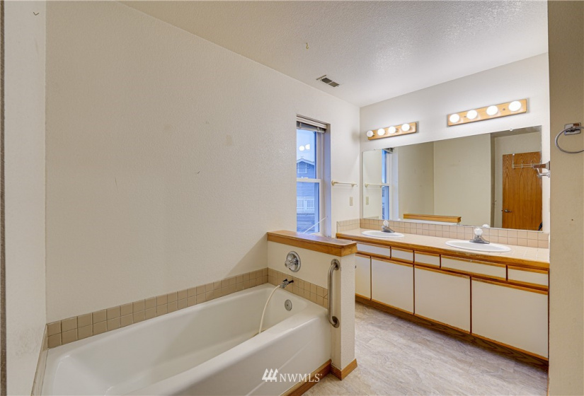 651 Bayshore, Oak Harbor, Washington 98277, 2 Bedrooms Bedrooms, ,2 BathroomsBathrooms,Residential,For Sale,Waterside Condo,Bayshore,NWM1873239