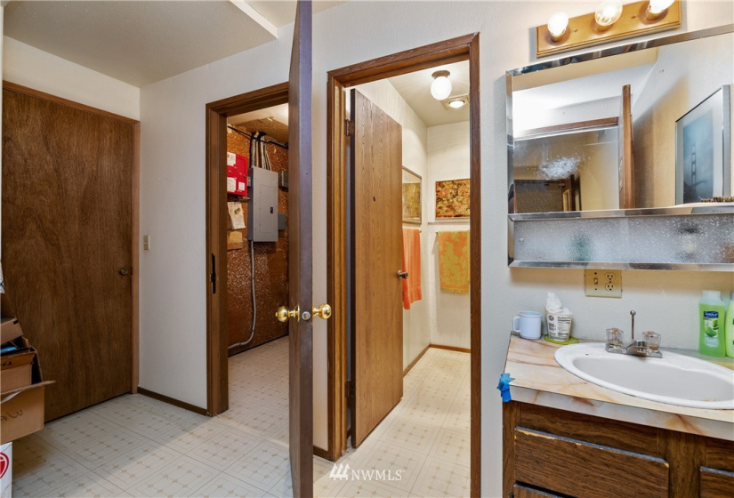 8541 Phinney, Seattle, Washington 98103, ,Residential Income,For Sale,Phinney,NWM1876199
