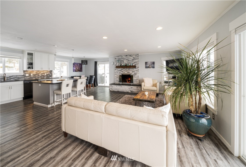 826 Golf Course, Chelan, Washington 98816, 4 Bedrooms Bedrooms, ,1 BathroomBathrooms,Residential,For Sale,GAUKROGER SUBDIVISION,Golf Course,NWM1875074