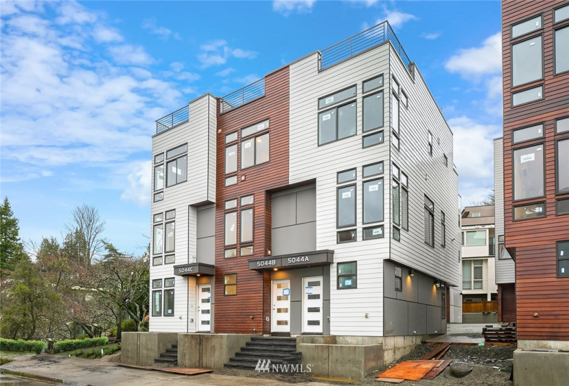 5044 B Sand Point, Seattle, Washington 98105, 2 Bedrooms Bedrooms, ,1 BathroomBathrooms,Residential,For Sale,Sand Point,NWM1876307