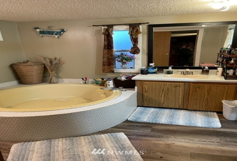210 37th, Auburn, Washington 98002, 3 Bedrooms Bedrooms, ,2 BathroomsBathrooms,Manufactured In Park,For Sale,37th,NWM1878449