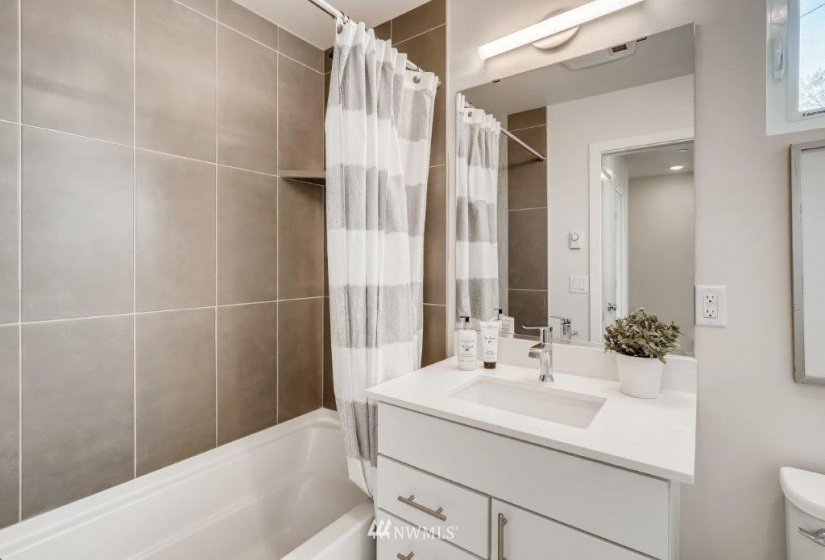 7130 B Beacon, Seattle, Washington 98108, 2 Bedrooms Bedrooms, ,1 BathroomBathrooms,Residential,For Sale,Helio,Beacon,NWM1878945