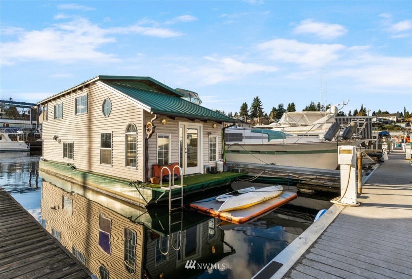 2401 Northlake, Seattle, Washington 98103, 2 Bedrooms Bedrooms, ,Residential,For Sale,Northlake,NWM1880323