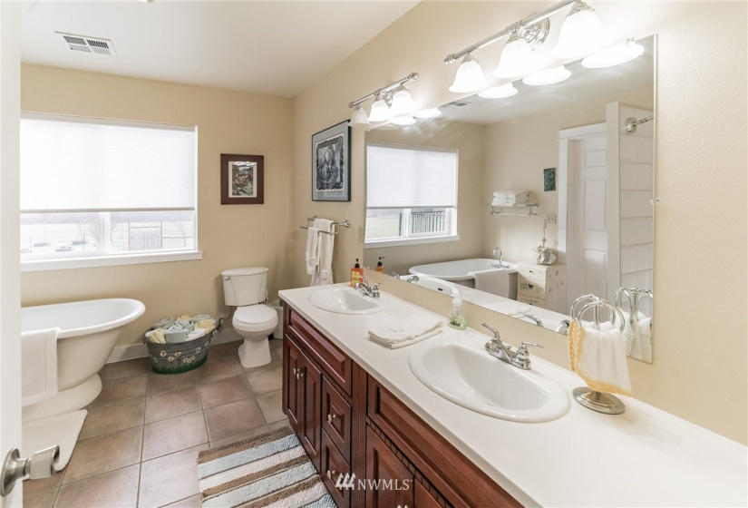 124 Gilbert, Onalaska, Washington 98570, 5 Bedrooms Bedrooms, ,3 BathroomsBathrooms,Residential,For Sale,Gilbert,NWM1880064