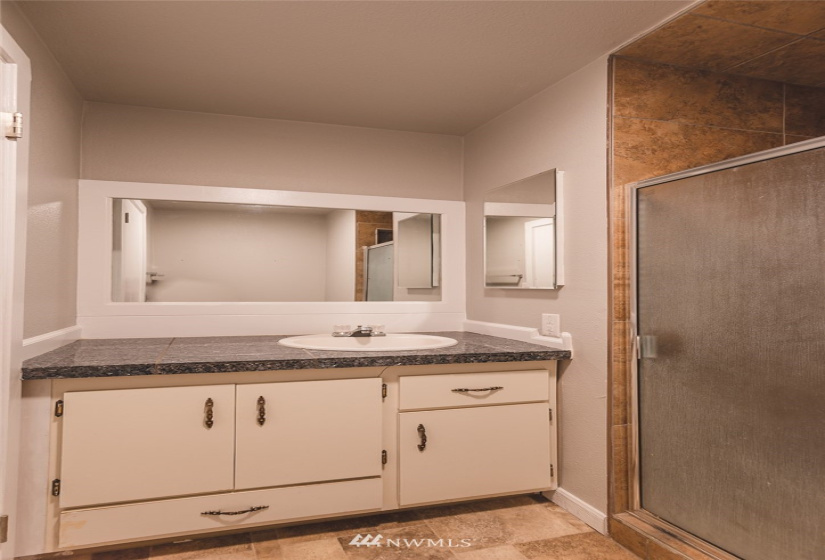 8037 Valley, Moses Lake, Washington 98837, 4 Bedrooms Bedrooms, ,1 BathroomBathrooms,Residential,For Sale,Valley,NWM1880573