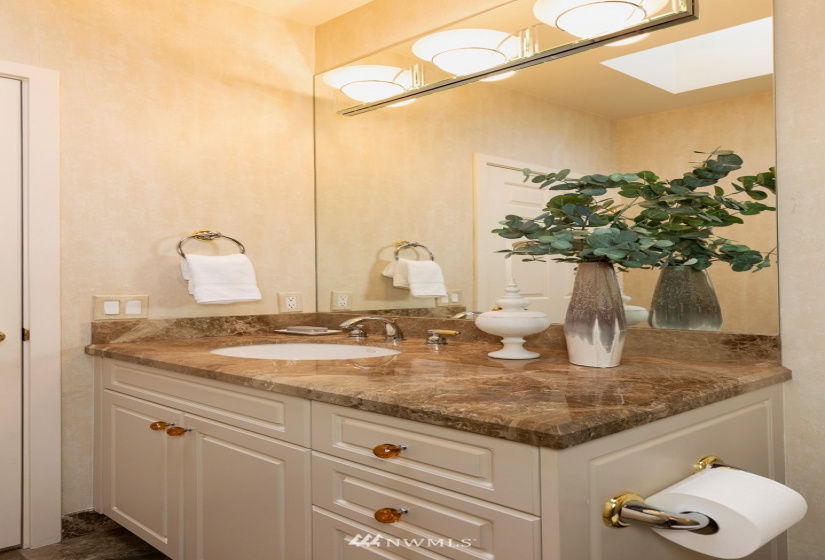 225 2nd, Kirkland, Washington 98033, 2 Bedrooms Bedrooms, ,1 BathroomBathrooms,Residential,For Sale,Marina Pointe,2nd,NWM1877764