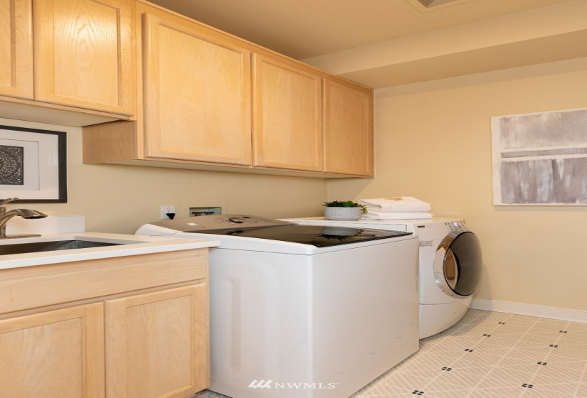 225 2nd, Kirkland, Washington 98033, 2 Bedrooms Bedrooms, ,1 BathroomBathrooms,Residential,For Sale,Marina Pointe,2nd,NWM1877764