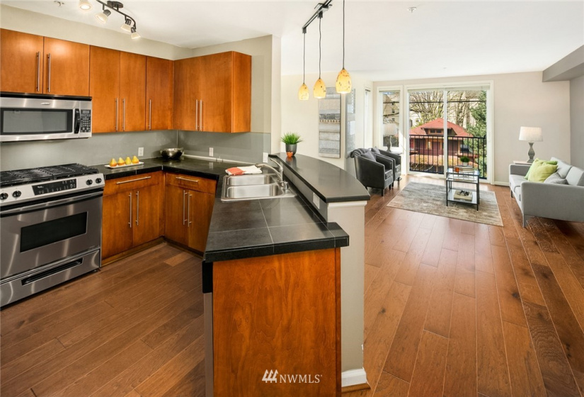 124 Bellevue, Seattle, Washington 98102, 2 Bedrooms Bedrooms, ,1 BathroomBathrooms,Residential,For Sale,Meritage Condominium,Bellevue,NWM1880993