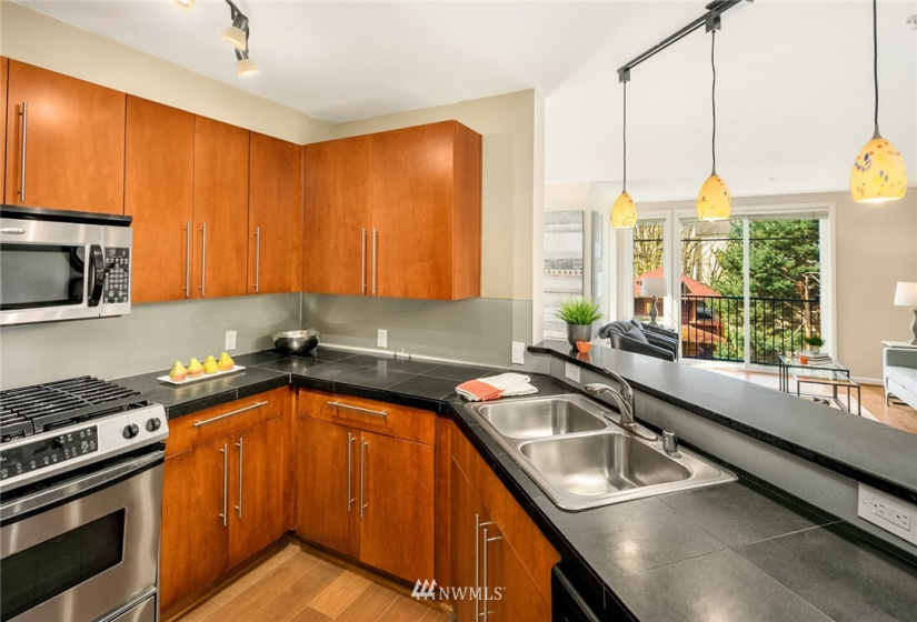 124 Bellevue, Seattle, Washington 98102, 2 Bedrooms Bedrooms, ,1 BathroomBathrooms,Residential,For Sale,Meritage Condominium,Bellevue,NWM1880993