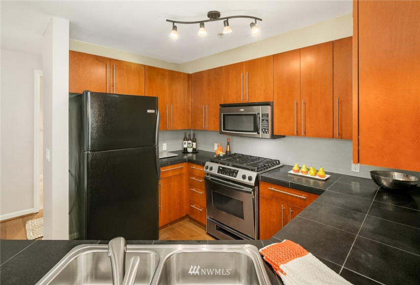 124 Bellevue, Seattle, Washington 98102, 2 Bedrooms Bedrooms, ,1 BathroomBathrooms,Residential,For Sale,Meritage Condominium,Bellevue,NWM1880993