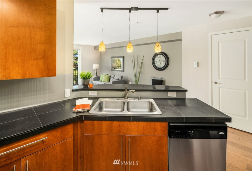 124 Bellevue, Seattle, Washington 98102, 2 Bedrooms Bedrooms, ,1 BathroomBathrooms,Residential,For Sale,Meritage Condominium,Bellevue,NWM1880993