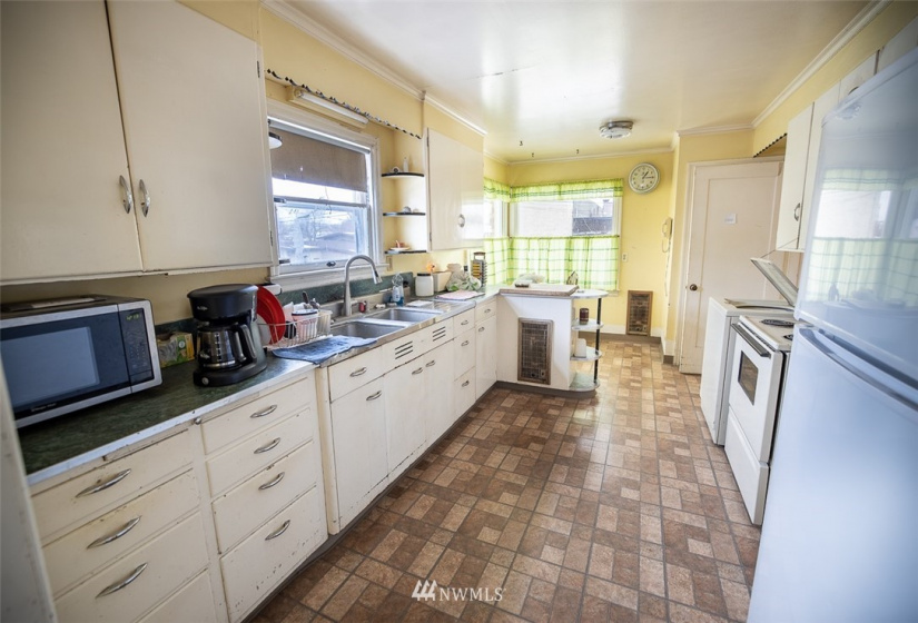 101 Birch, Omak, Washington 98841, ,Residential Income,For Sale,Birch,NWM1881078