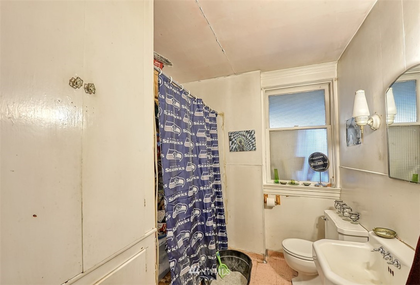 1200 Holly, Bellingham, Washington 98225, 4 Bedrooms Bedrooms, ,2 BathroomsBathrooms,Residential,For Sale,Holly,NWM1881596