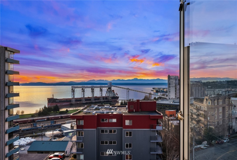 415 Mercer, Seattle, Washington 98119, 3 Bedrooms Bedrooms, ,1 BathroomBathrooms,Residential,For Sale,Mercer West,Mercer,NWM1877589