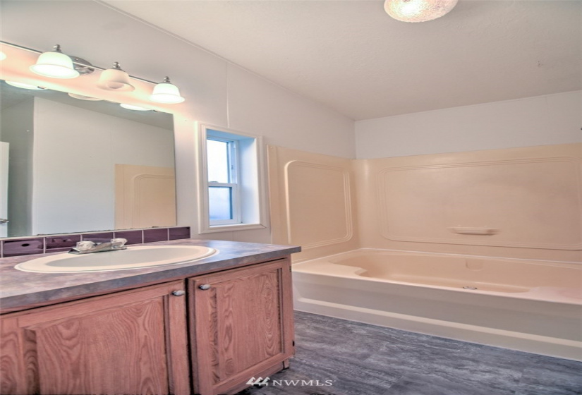 201 Oakview, Centralia, Washington 98531, 4 Bedrooms Bedrooms, ,2 BathroomsBathrooms,Manufactured In Park,For Sale,Oakview,NWM1881992