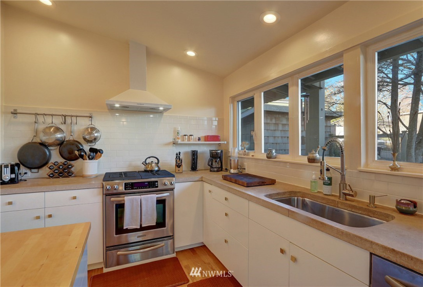 10628 Marine View, Seattle, Washington 98146, 3 Bedrooms Bedrooms, ,2 BathroomsBathrooms,Residential,For Sale,Marine View,NWM1882371