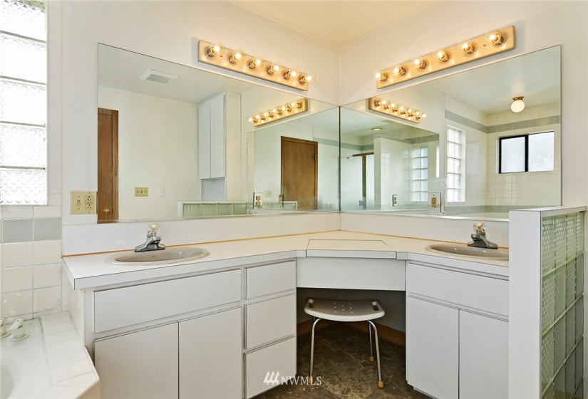 5838 17th, Seattle, Washington 98108, 5 Bedrooms Bedrooms, ,2 BathroomsBathrooms,Residential,For Sale,17th,NWM1882543