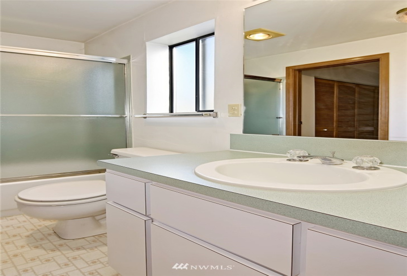 5838 17th, Seattle, Washington 98108, 5 Bedrooms Bedrooms, ,2 BathroomsBathrooms,Residential,For Sale,17th,NWM1882543