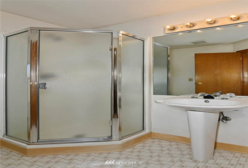 5838 17th, Seattle, Washington 98108, 5 Bedrooms Bedrooms, ,2 BathroomsBathrooms,Residential,For Sale,17th,NWM1882543