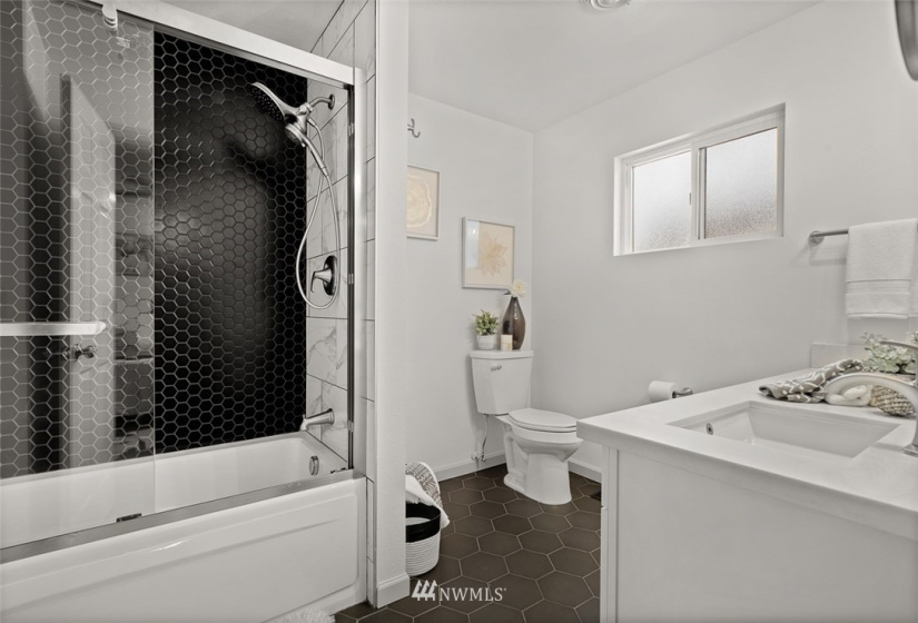 8711 Juanita, Yakima, Washington 98908, 4 Bedrooms Bedrooms, ,1 BathroomBathrooms,Residential,For Sale,Juanita,NWM1883218