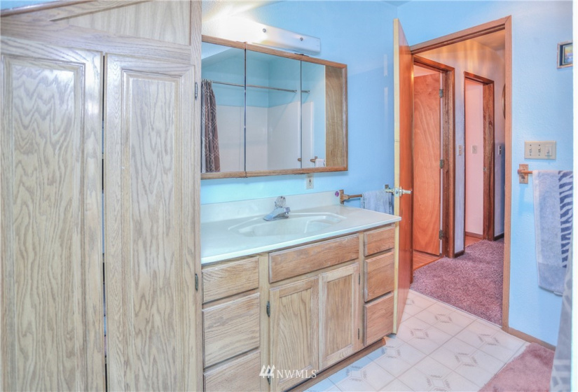 200 Ash, Warden, Washington 98857, 3 Bedrooms Bedrooms, ,1 BathroomBathrooms,Residential,For Sale,Warden,Ash,NWM1883471