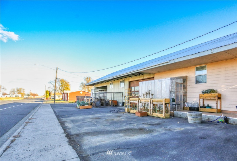 200 Ash, Warden, Washington 98857, 3 Bedrooms Bedrooms, ,1 BathroomBathrooms,Residential,For Sale,Warden,Ash,NWM1883471