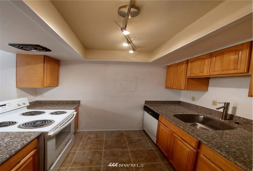 14665 34th, Bellevue, Washington 98007, 1 Bedroom Bedrooms, ,1 BathroomBathrooms,Residential,For Sale,Bellevue Manor,34th,NWM1882579