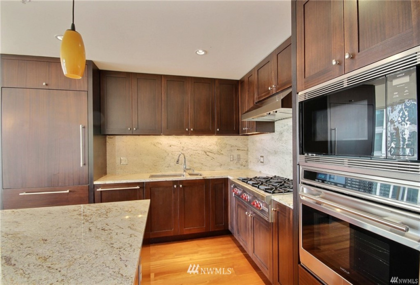 10700 4th, Bellevue, Washington 98004, 2 Bedrooms Bedrooms, ,2 BathroomsBathrooms,Residential Lease,For Rent,Bellevue Towers South,4th,NWM1883676