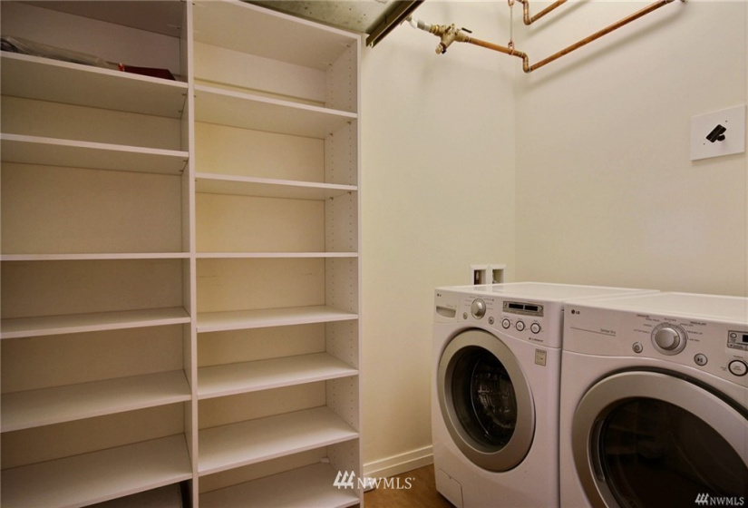 10700 4th, Bellevue, Washington 98004, 2 Bedrooms Bedrooms, ,2 BathroomsBathrooms,Residential Lease,For Rent,Bellevue Towers South,4th,NWM1883676