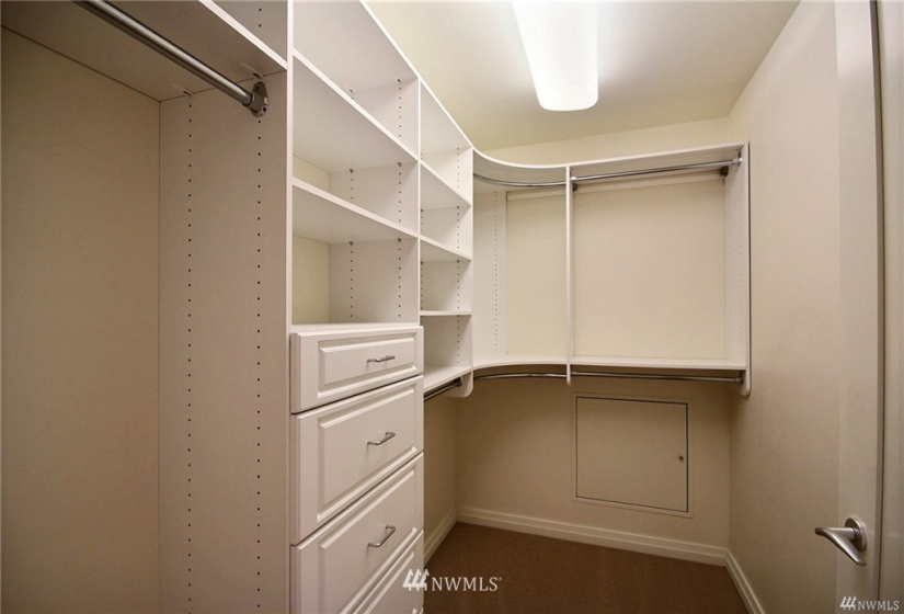 10700 4th, Bellevue, Washington 98004, 2 Bedrooms Bedrooms, ,2 BathroomsBathrooms,Residential Lease,For Rent,Bellevue Towers South,4th,NWM1883676