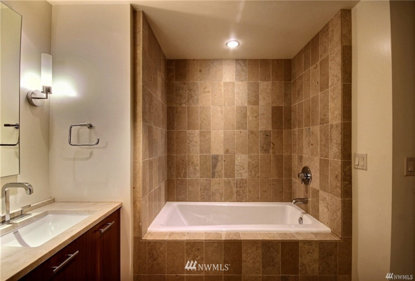 10700 4th, Bellevue, Washington 98004, 2 Bedrooms Bedrooms, ,2 BathroomsBathrooms,Residential Lease,For Rent,Bellevue Towers South,4th,NWM1883676