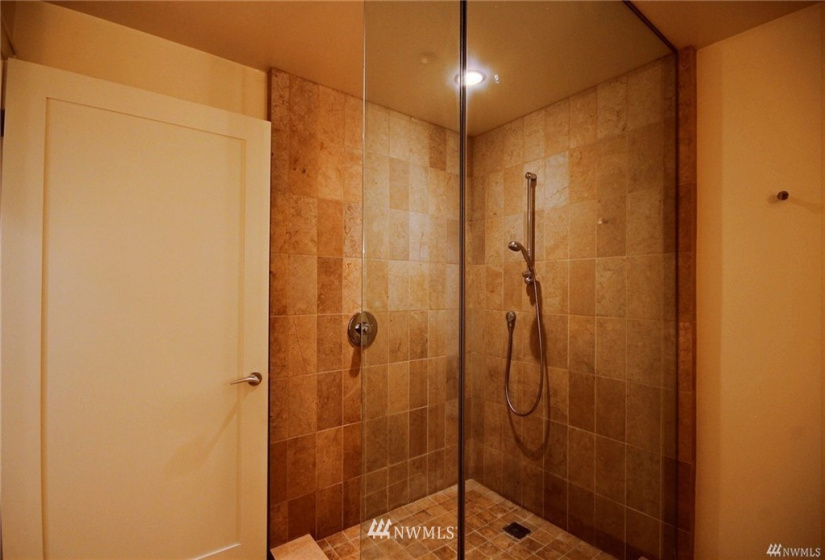 10700 4th, Bellevue, Washington 98004, 2 Bedrooms Bedrooms, ,2 BathroomsBathrooms,Residential Lease,For Rent,Bellevue Towers South,4th,NWM1883676