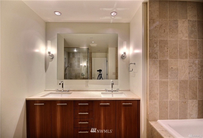 10700 4th, Bellevue, Washington 98004, 2 Bedrooms Bedrooms, ,2 BathroomsBathrooms,Residential Lease,For Rent,Bellevue Towers South,4th,NWM1883676