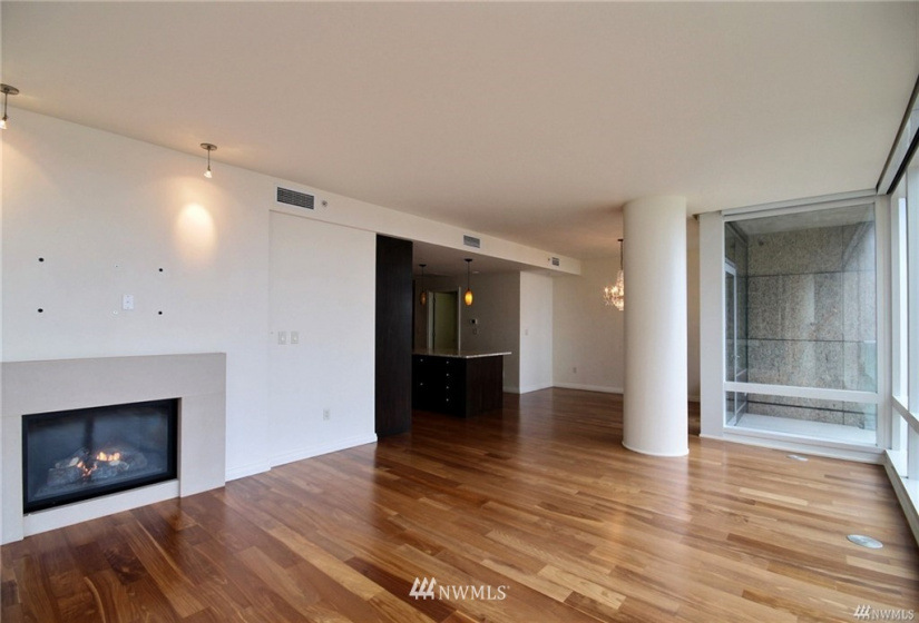 10700 4th, Bellevue, Washington 98004, 2 Bedrooms Bedrooms, ,2 BathroomsBathrooms,Residential Lease,For Rent,Bellevue Towers South,4th,NWM1883676