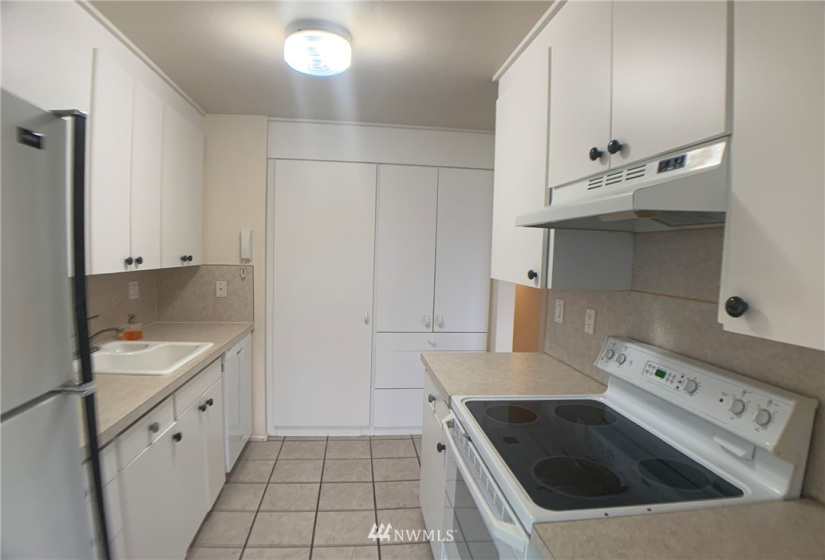 2219 Eastlake, Seattle, Washington 98102, 2 Bedrooms Bedrooms, ,Residential Lease,For Rent,Eastlake,NWM1884282