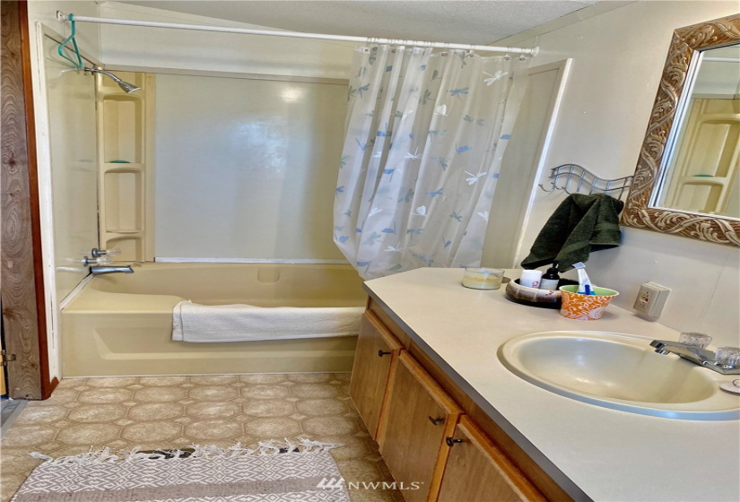 2208 41st place, Seaview, Washington 98644, 3 Bedrooms Bedrooms, ,2 BathroomsBathrooms,Residential,For Sale,41st place,NWM1878885