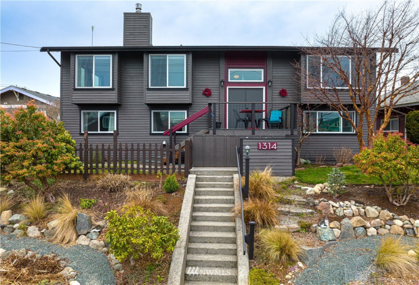 1314 6th, Anacortes, Washington 98221, 5 Bedrooms Bedrooms, ,2 BathroomsBathrooms,Residential,For Sale,6th,NWM1883976