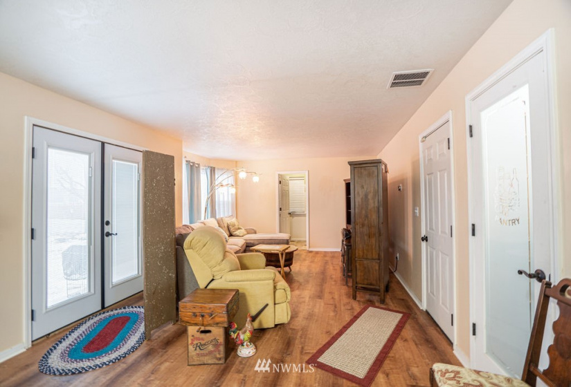 1330 Yost, Moses Lake, Washington 98837, 3 Bedrooms Bedrooms, ,2 BathroomsBathrooms,Residential,For Sale,Lakeland,Yost,NWM1883465