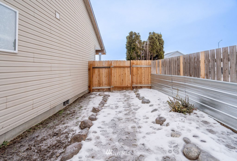 1330 Yost, Moses Lake, Washington 98837, 3 Bedrooms Bedrooms, ,2 BathroomsBathrooms,Residential,For Sale,Lakeland,Yost,NWM1883465