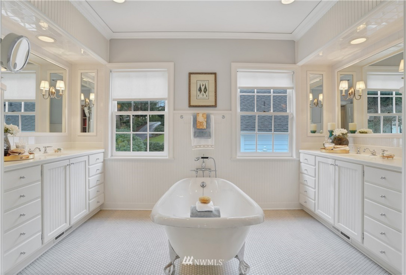 130 Overlake, Medina, Washington 98039, 4 Bedrooms Bedrooms, ,2 BathroomsBathrooms,Residential,For Sale,Overlake,NWM1884200