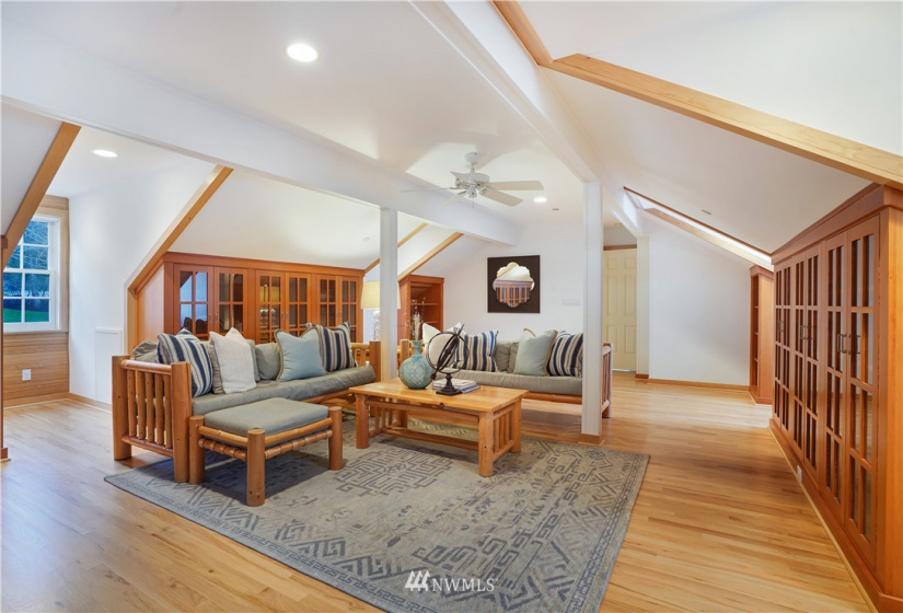 130 Overlake, Medina, Washington 98039, 4 Bedrooms Bedrooms, ,2 BathroomsBathrooms,Residential,For Sale,Overlake,NWM1884200