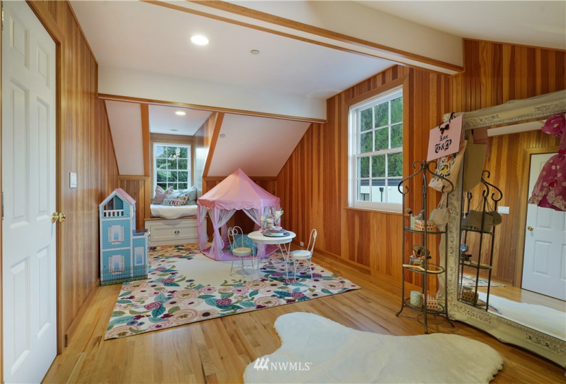 130 Overlake, Medina, Washington 98039, 4 Bedrooms Bedrooms, ,2 BathroomsBathrooms,Residential,For Sale,Overlake,NWM1884200