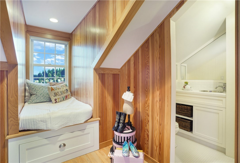 130 Overlake, Medina, Washington 98039, 4 Bedrooms Bedrooms, ,2 BathroomsBathrooms,Residential,For Sale,Overlake,NWM1884200