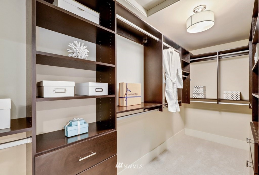 684 235th, Sammamish, Washington 98074, 5 Bedrooms Bedrooms, ,4 BathroomsBathrooms,Residential,For Sale,235th,NWM1883376