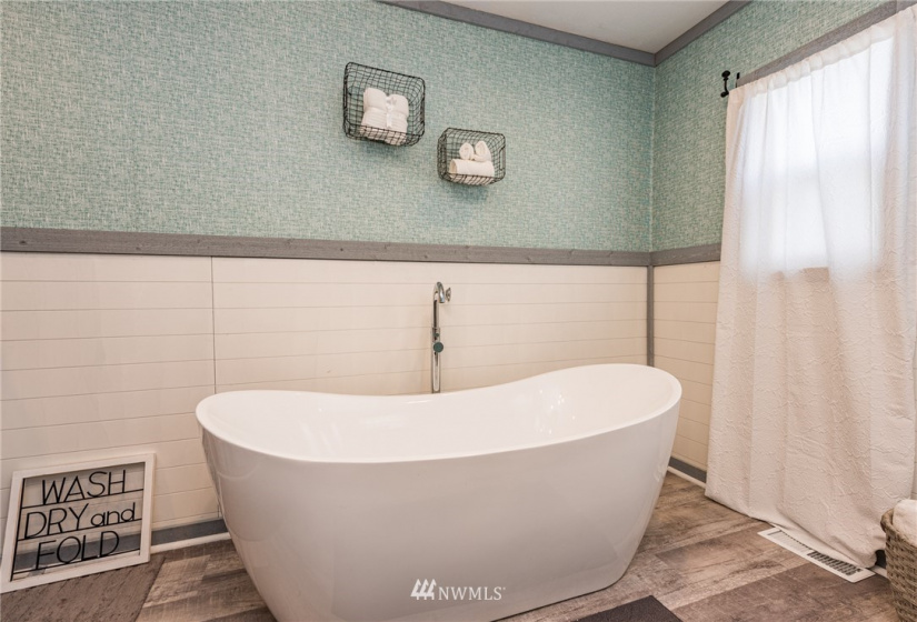 522 Race, Port Angeles, Washington 98362, 4 Bedrooms Bedrooms, ,2 BathroomsBathrooms,Residential,For Sale,Race,NWM1880412