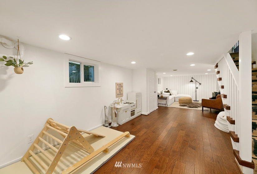 8014 20th, Seattle, Washington 98115, 3 Bedrooms Bedrooms, ,2 BathroomsBathrooms,Residential,For Sale,Hayes Park Add,20th,NWM1884249