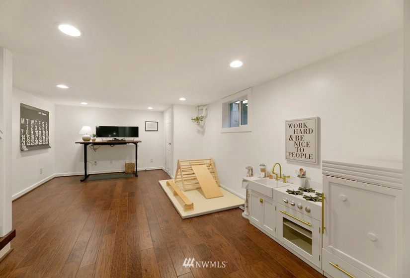 8014 20th, Seattle, Washington 98115, 3 Bedrooms Bedrooms, ,2 BathroomsBathrooms,Residential,For Sale,Hayes Park Add,20th,NWM1884249