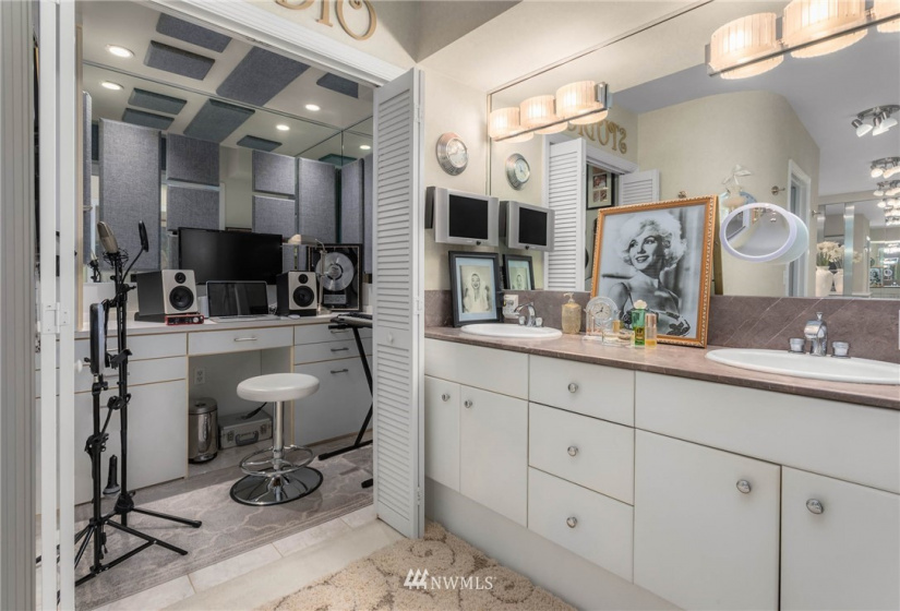 609 Mercer, Seattle, Washington 98119, 4 Bedrooms Bedrooms, ,4 BathroomsBathrooms,Residential,For Sale,Mercer Place II,Mercer,NWM1878095